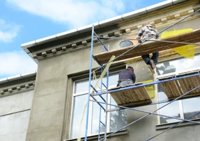 Chantier de rénovation extérieur d'un bâtiment résidentiel