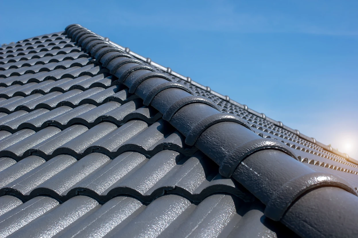 Toiture résidentielle vue en contre-plongée sous ciel bleu dégradé