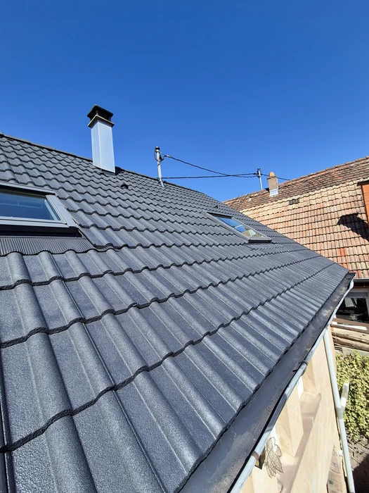 Toiture neuve en tuiles béton anthracite, vue en plongée