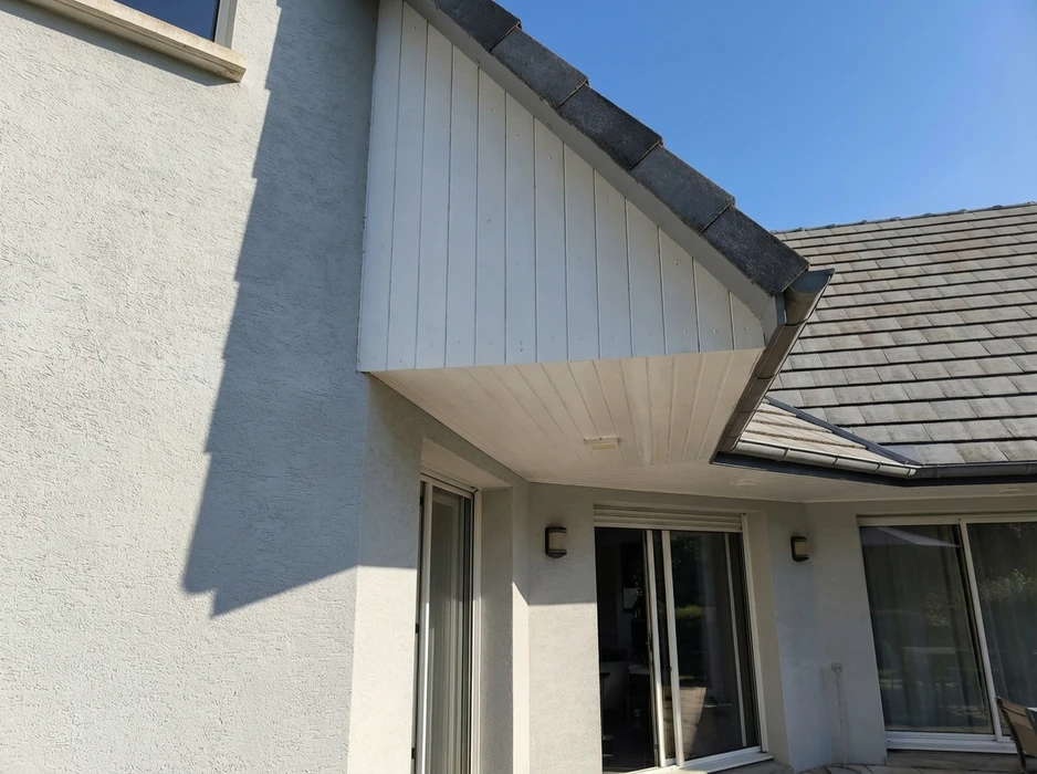 Façade extérieure d'une maison, vue en contre-plongée
