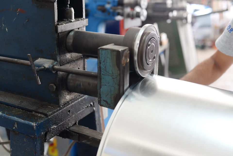 courbure,Ouvrier à l'atelier de fabrication utilisant une machine à plier à l'acide,travail de tôlerie