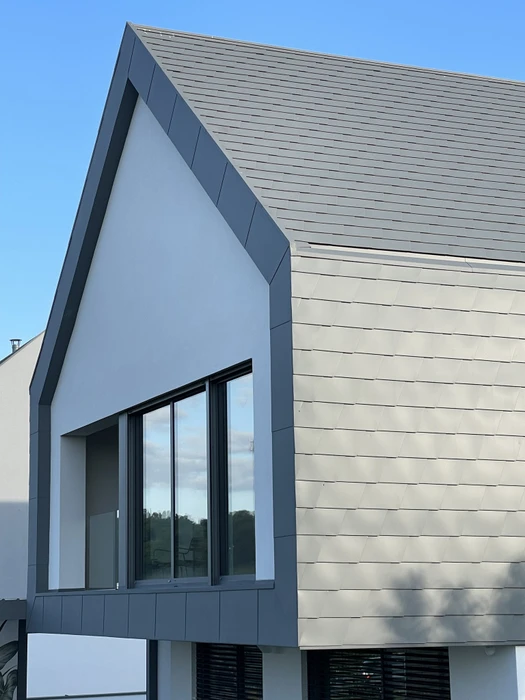 Chantier de réfection de toiture en extérieur, vue rapprochée