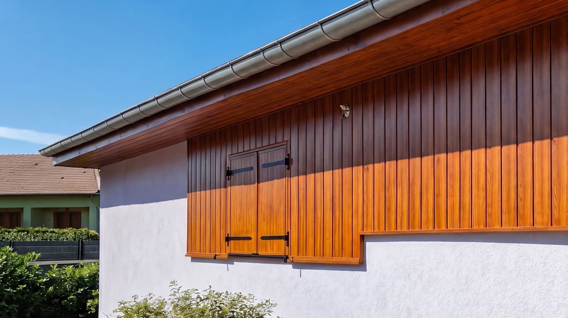 Chantier de rénovation extérieure d'une maison individuelle avec échafaudage métallique tubulaire installé sur la façade