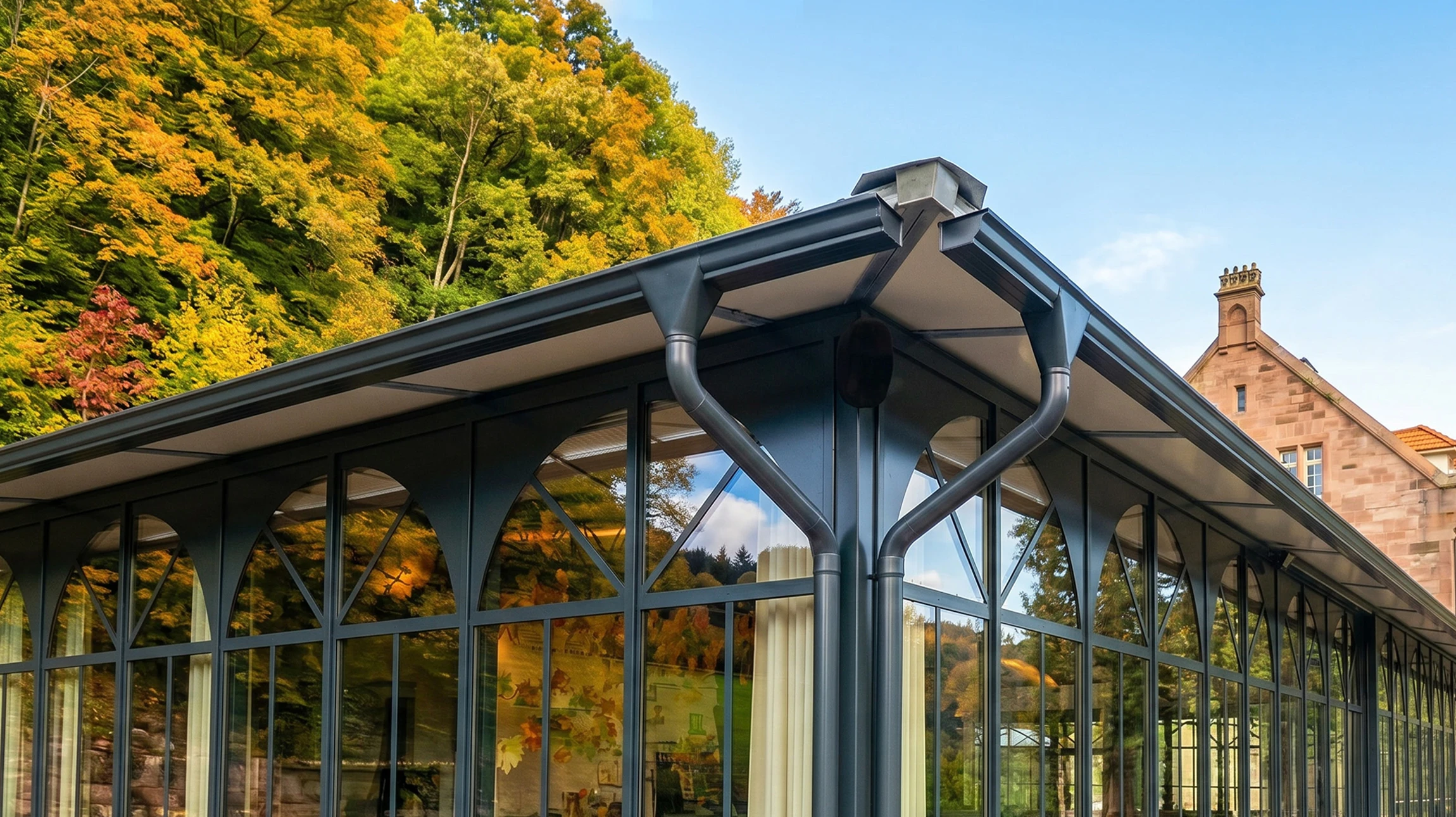 Ouvrier en bleu de travail avec casque blanc installe une gouttière en aluminium sur une maison résidentielle