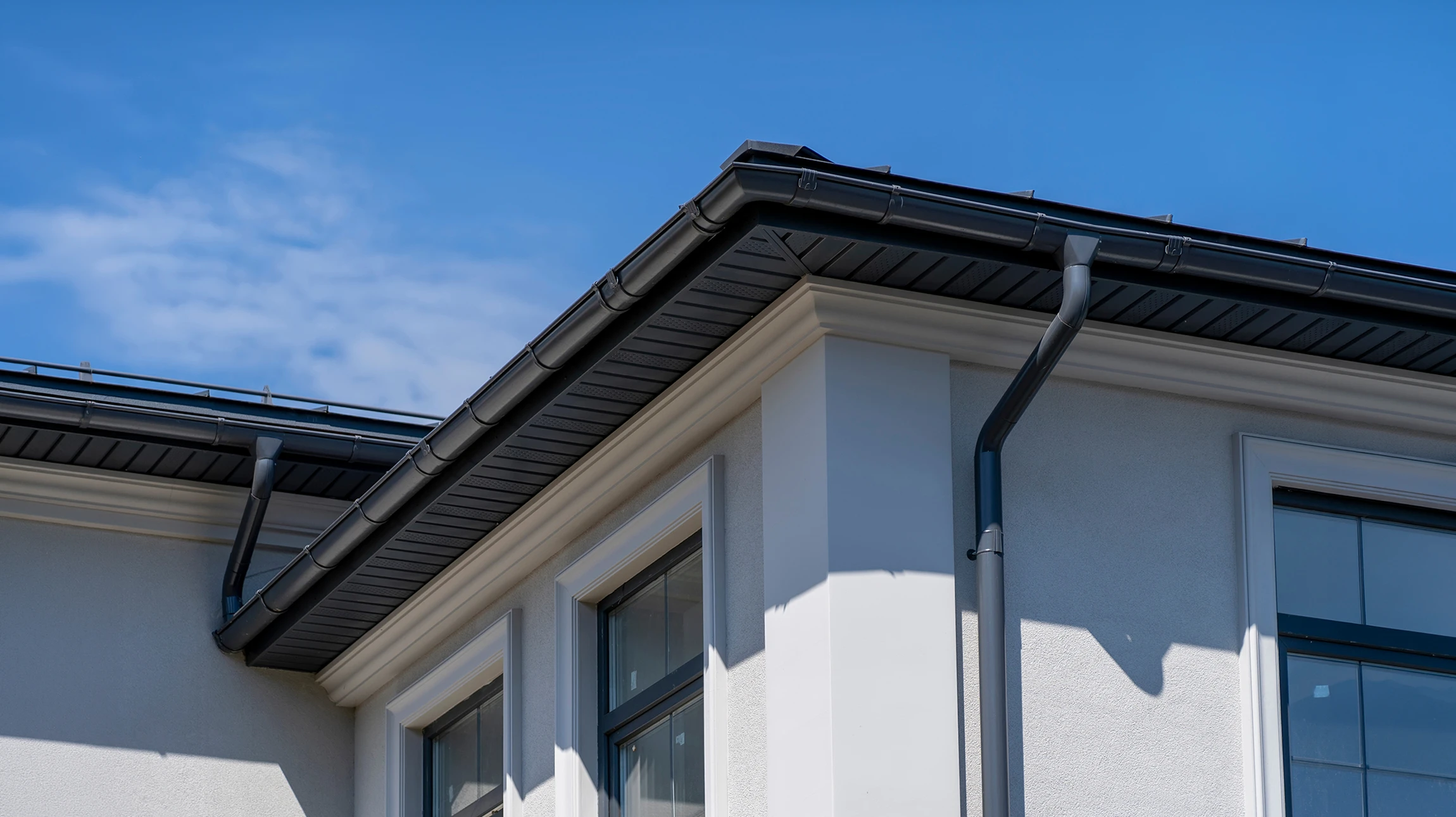 Extérieur d'une habitation avec système d'évacuation des eaux pluviales installé