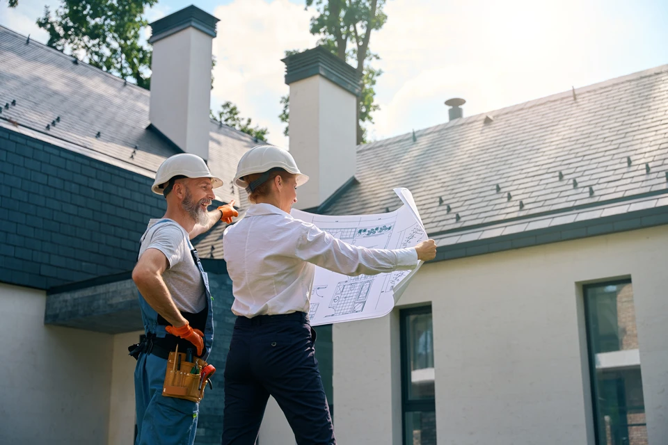 Ouvrier installateur en &eacute;quipement de s&eacute;curit&eacute; travaillant sur toiture de maison r&eacute;sidentielle