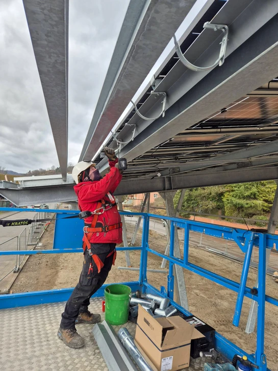 Installation professionnelle de l'imperm&eacute;abilisation sur la base de b&eacute;ton