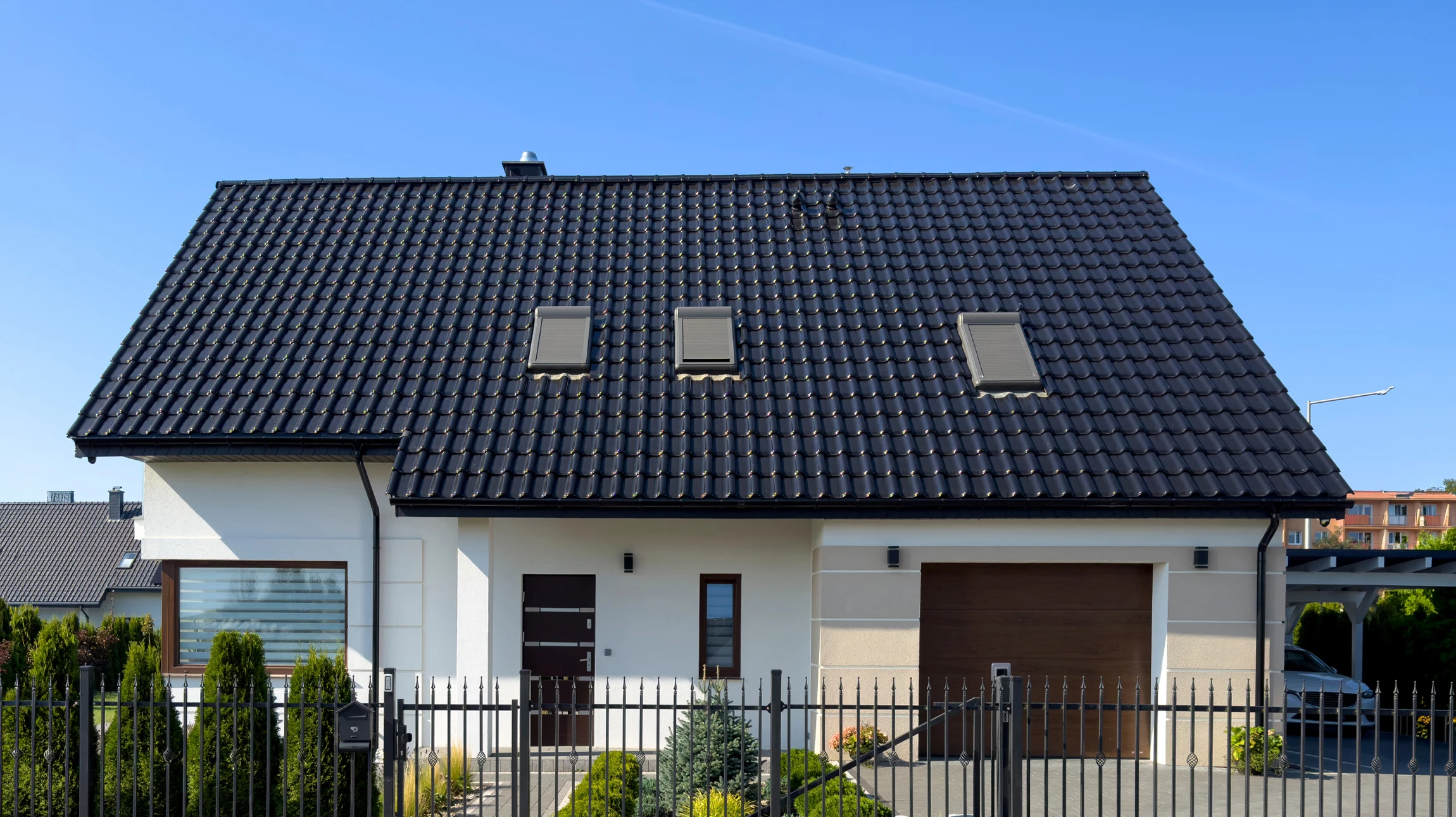 Scène extérieure montrant une maison résidentielle avec échafaudage métallique installé en façade pour travaux de rénovation