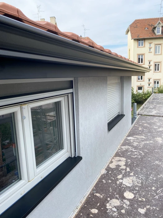 Ravalement de façade en cours sur une maison individuelle