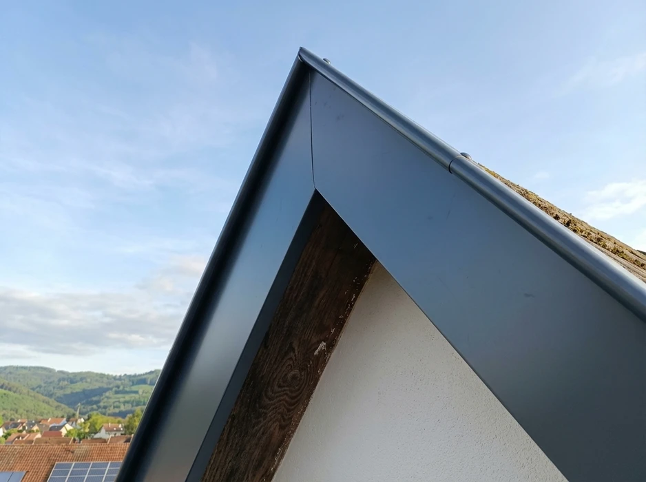 Façade extérieure d'un bâtiment résidentiel sous ciel bleu