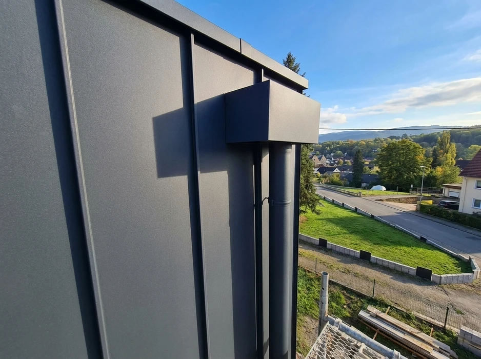 Façade extérieure moderne, vue en contre-plongée