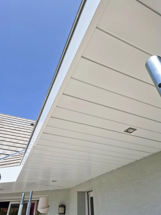 Façade extérieure d'un bâtiment industriel en bardage métallique ondulé gris clair